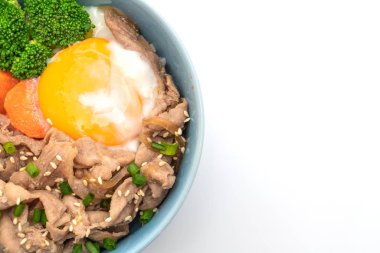 Donburi, domuz eti Pilav kasesi onsen yumurta ve sebze ile