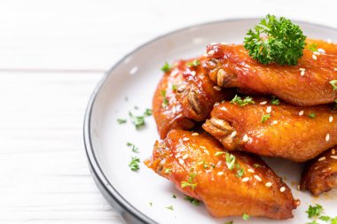 Beyaz susamlı ızgara tavuk kanadı.