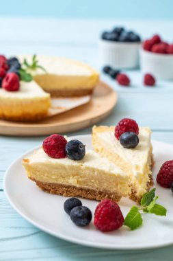 Ev yapımı cheesecake taze ahududu ve yaban mersini ile