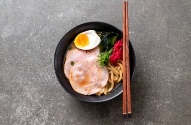 Baharatlı miso udon ramen noodle domuz eti ile