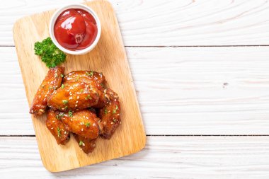 Beyaz susamlı ızgara tavuk kanadı.