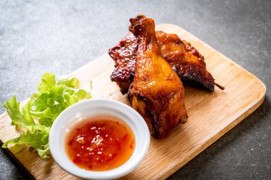 Masada ızgara ve ızgara tavuk.