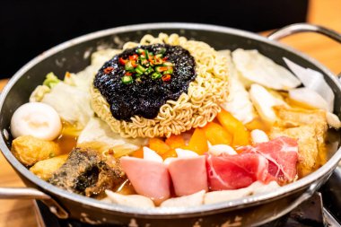 Korece sıcak pot 'Budae Jjigae' olduğu Korece füzyon yemekleri içerir