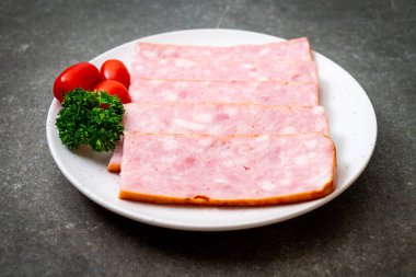 dilimlenmiş taze çiğ pastırma Barbekü