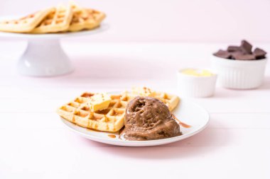 Çikolatalı dondurma waffle ve karamel sos ile
