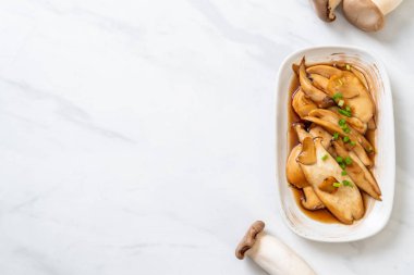 tavada kızartılmış Kral istiridye, istiridye soslu mantar