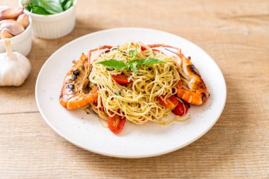 ızgara karides ve domates ile tavada kızartılmış spagetti