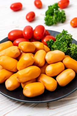 domuz eti kokteyl sosisi plaka üzerinde