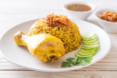 Tavuk - Müslüman gıda tarzı ile Müslüman sarı pirinç