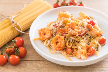 leziz spagetti karides, domates, fesleğen ve peynir - İtalyan gıda tarzı