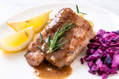 kırmızı lahana ve patates püresi beyaz plaka üzerinde domuz eti biftek