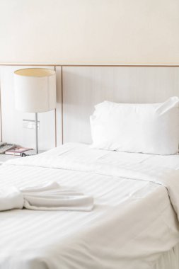 Otel yatak odası iç dekorasyonda yatak üzerinde rahat yastık