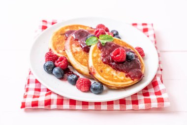 Taze ahududu ve yabanmersinli gözleme.