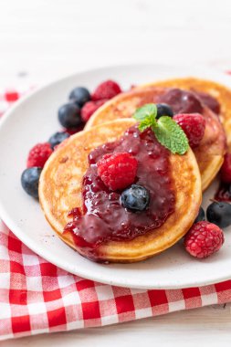 Taze ahududu ve yabanmersinli gözleme.