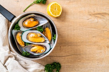 Limonlu ve maydanozlu midye