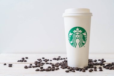 Bangkok, Tayland - 5 Haziran 2018: Beyaz kahve fincanı Starbucks logosu üzerinde tahta arka plan ile. Starbucks dünyanın en büyük kahve evi 61 ülke içinde 20.000'den fazla mağaza ile mi.