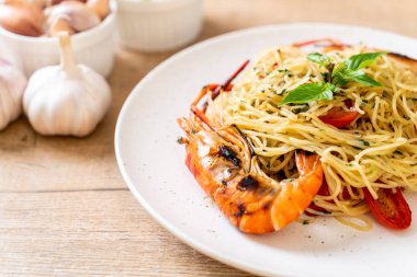 ızgara karides ve domates - İtalyan Füzyon gıda tarzı ile tavada kızartılmış spagetti