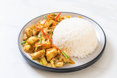 Toz köri pirinç - Tayland mutfağı ile kızartılmış yengeç