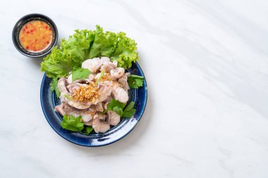 Haşlanmış balık dip sos ile