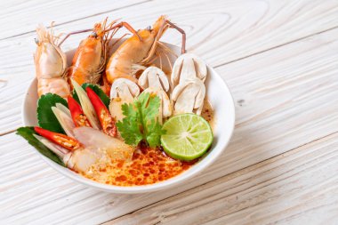 Baharatlı karides çorbası (Tom Yum Goong) - Tay geleneksel gıda