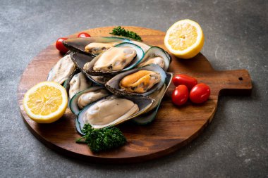 malzemelerle ahşap tahta üzerinde taze midye