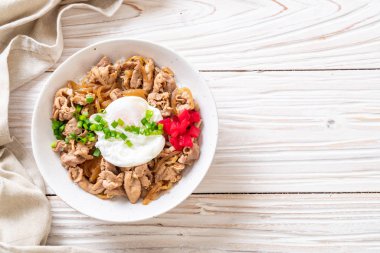 Yumurtalı domuz pirinci kasesi (Donburi) - Japon yemeği tarzı.