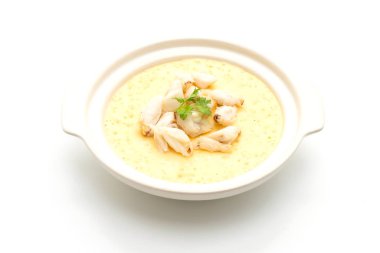 Beyaz arka plan üzerinde izole yengeç ile haşlanmış yumurta