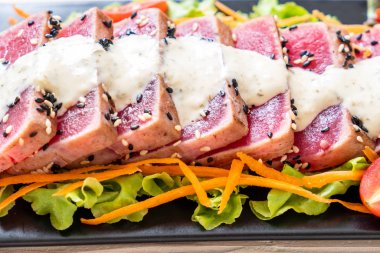 Sebze salatası ve soslu taze ton balığı. Sağlıklı yiyecek.