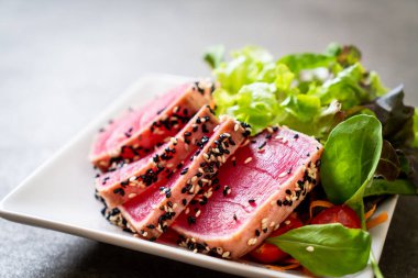 Taze ton balığı ve sebze salatası. Sağlıklı yemek.