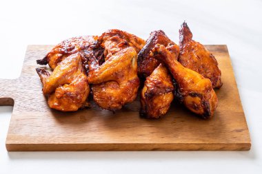 Masada ızgara ve ızgara tavuk.