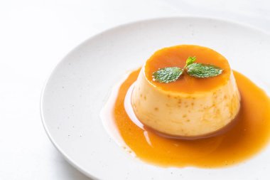 Naneli ev yapımı karamel kremalı puding.