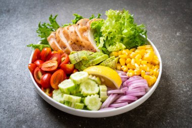 Tavuk göğsü ile sağlıklı salata kasesi 