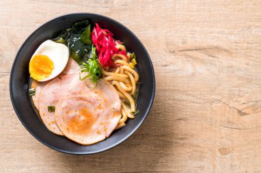 Baharatlı miso udon ramen noodle ile domuz eti - Japon gıda tarzı