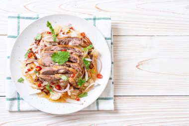 Kızarmış ördek - füzyon gıda tarzı ile pamelo baharatlı salata