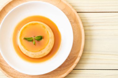 Naneli ev yapımı karamel kremalı puding.