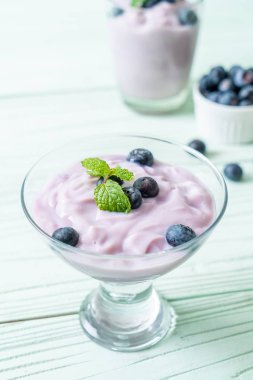 Taze yaban mersinli ev yapımı yoğurt