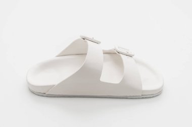 Kadınlar beyaz arka plan üzerinde izole sandalet deri