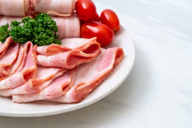 Çiğ domuz pastırma tabağa dilimlenmiş