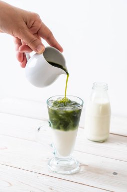 Buzlu kibrit yeşil sütlü latte.