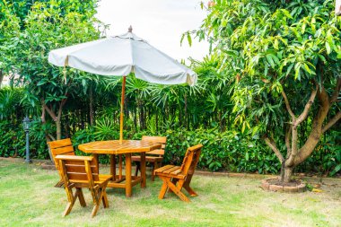 boş ahşap açık veranda masa ve sandalye dekorasyon ev bahçe