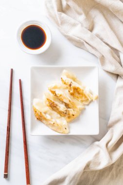 Japon gyoza 'sı ya da soya soslu hamur tatlısı.