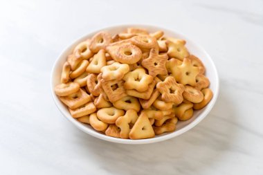 Kahveli bisküvi krakeri.