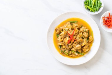 köri tozu ile kızartılmış Yengeç