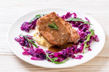 kırmızı lahana ve patates püresi beyaz plaka üzerinde domuz eti biftek