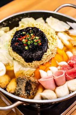 Korece sıcak pot 'Budae Jjigae' olduğu Korece füzyon gıda şehriye, jambon, peynir ve Kimchi dilimlenmiş sosis, Amerikan tarzı içerir.