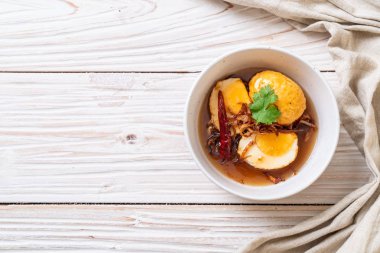 Haşlanmış yumurta demirhindi soslu kızarmış