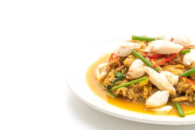 Beyaz arka plan üzerinde izole toz köri ile kızartılmış yengeç