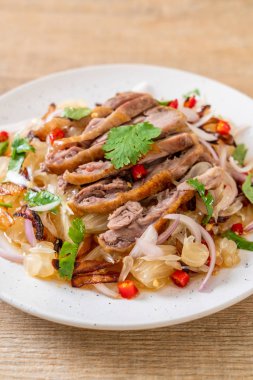 Kızarmış ördek pamelo baharatlı salata