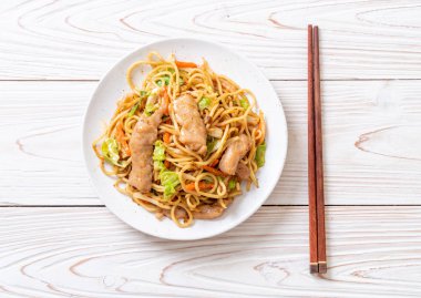 tavada kızartılmış yakisoba noodle domuz eti ile