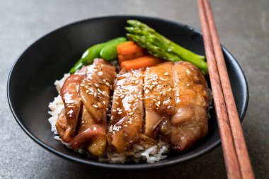 Teriyaki tavuk pilav kasesi - Asya gıda tarzı
